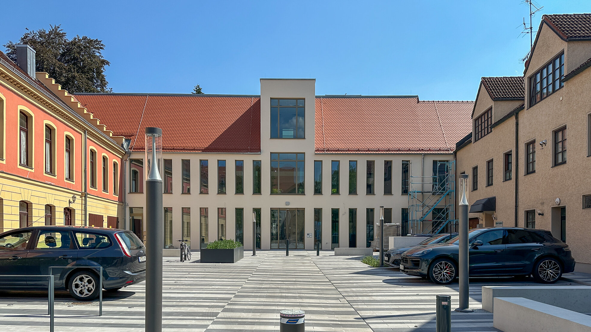 Ein dreiseitiges Gebäude