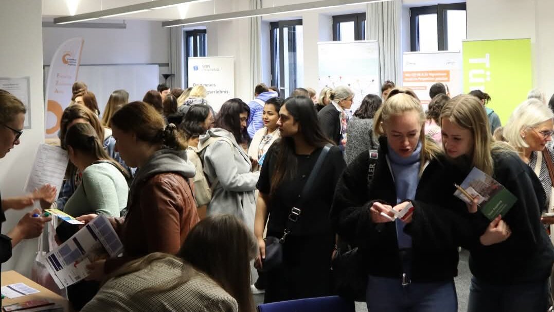 Viele Frauen aller Altersgruppen in einem Raum