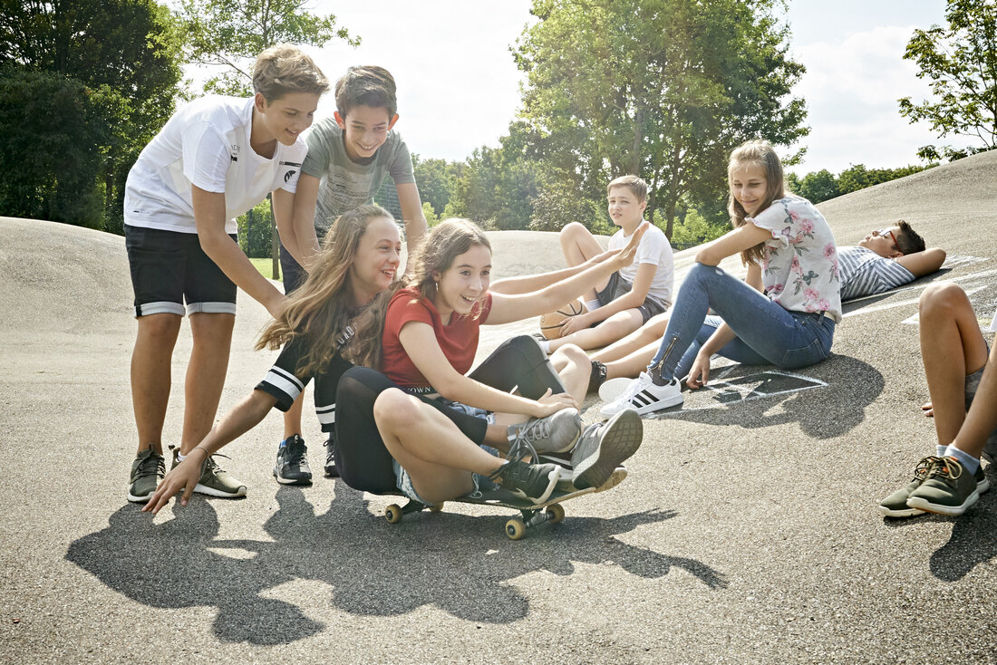 Jugendliche auf einem Skateboard