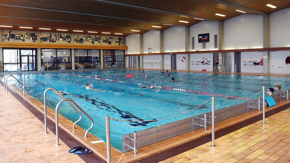 schwimmende Badegäste im Spickelbad freuen sich auf die neue Saison
