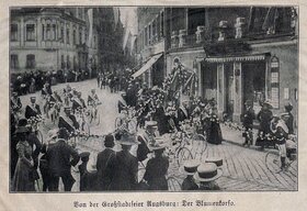 Der Festzug startete am Sonntag (21.Mai) um 15:00 Uhr am Prinzregentenplatz. Die Autos, Kutschen sowie die Mitglieder der Radfahrvereine zogen durch das Domviertel und das Lechviertel weiter zum Bismarckviertel. Endpunkt war gegen 17:00 Uhr der Königsplatz. 