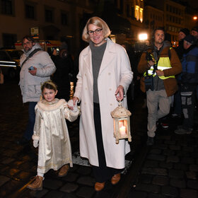 Das Engelchen und die OBin eröffnen gemeinsam den Christkindlesmarkt