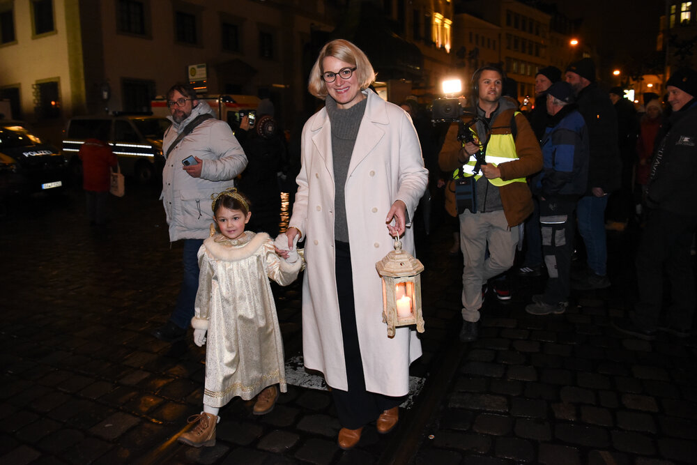 Das Engelchen und die OBin eröffnen gemeinsam den Christkindlesmarkt