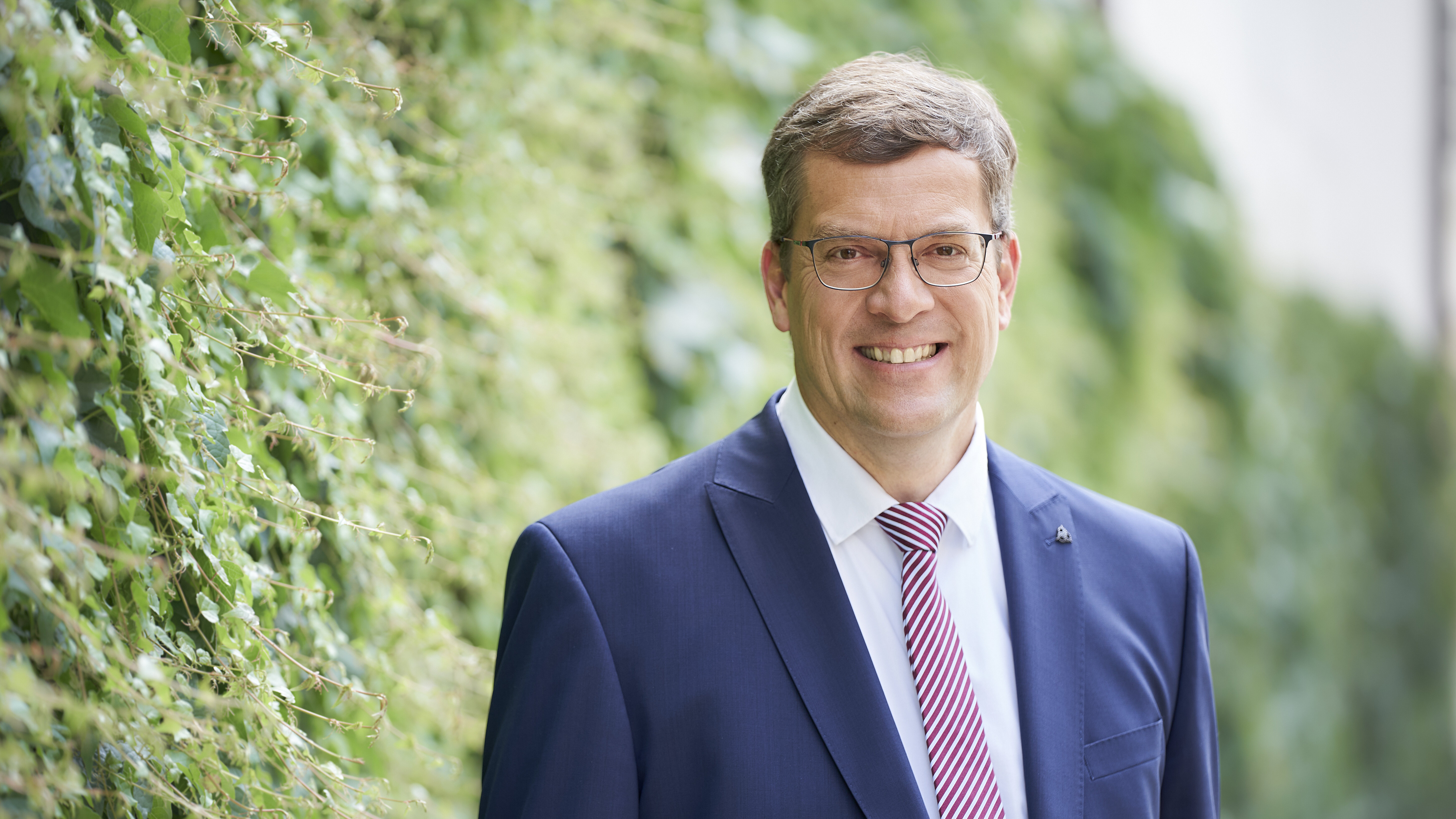 Ein Mann mit Brille im Anzug