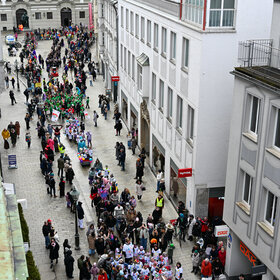 Zum vierten Mal fand am Rosenmontag 2026 in der Stadtmitte der Gaudiwurm statt. Foto: Michael Hochgemuth.