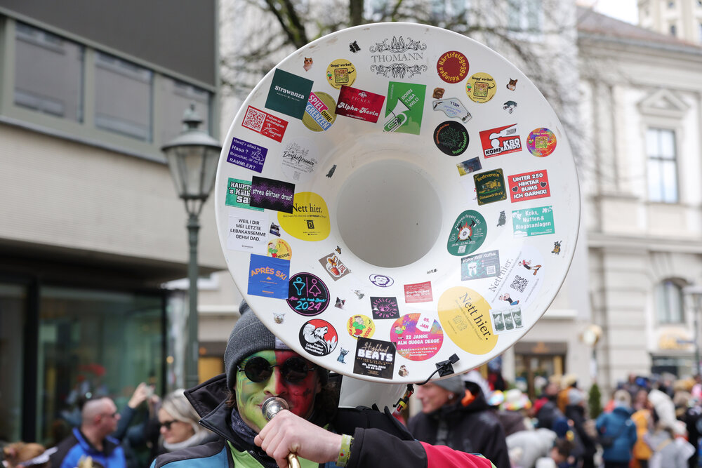 Der Gaudiwurm schlängelt sich durch die Innenstadt