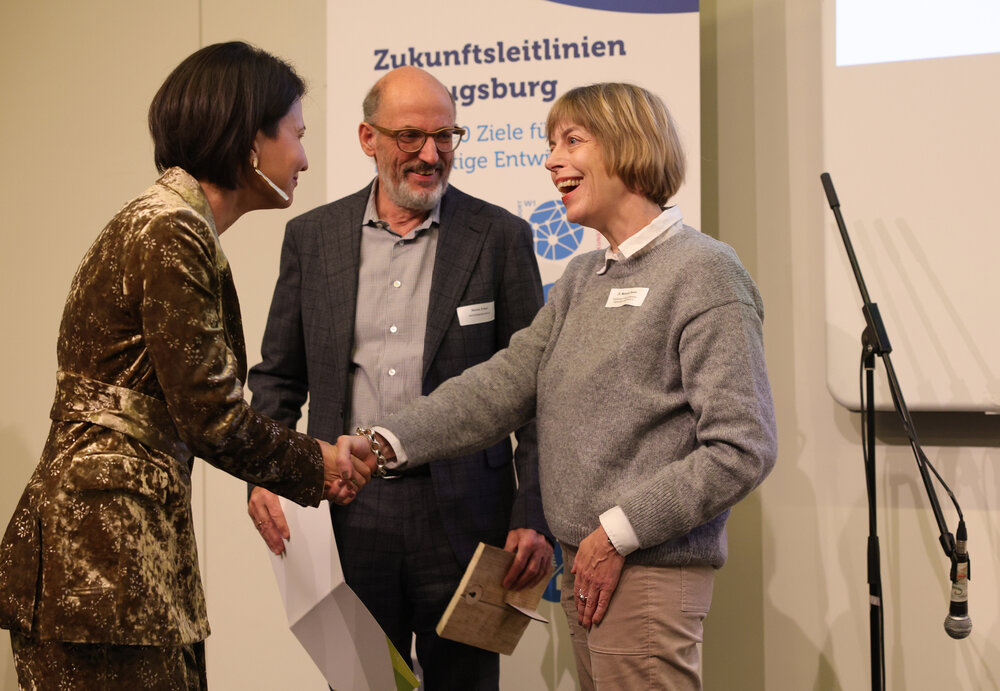 Händeschütteln bei Preisübergabe