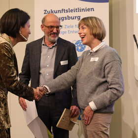 Händeschütteln bei Preisübergabe