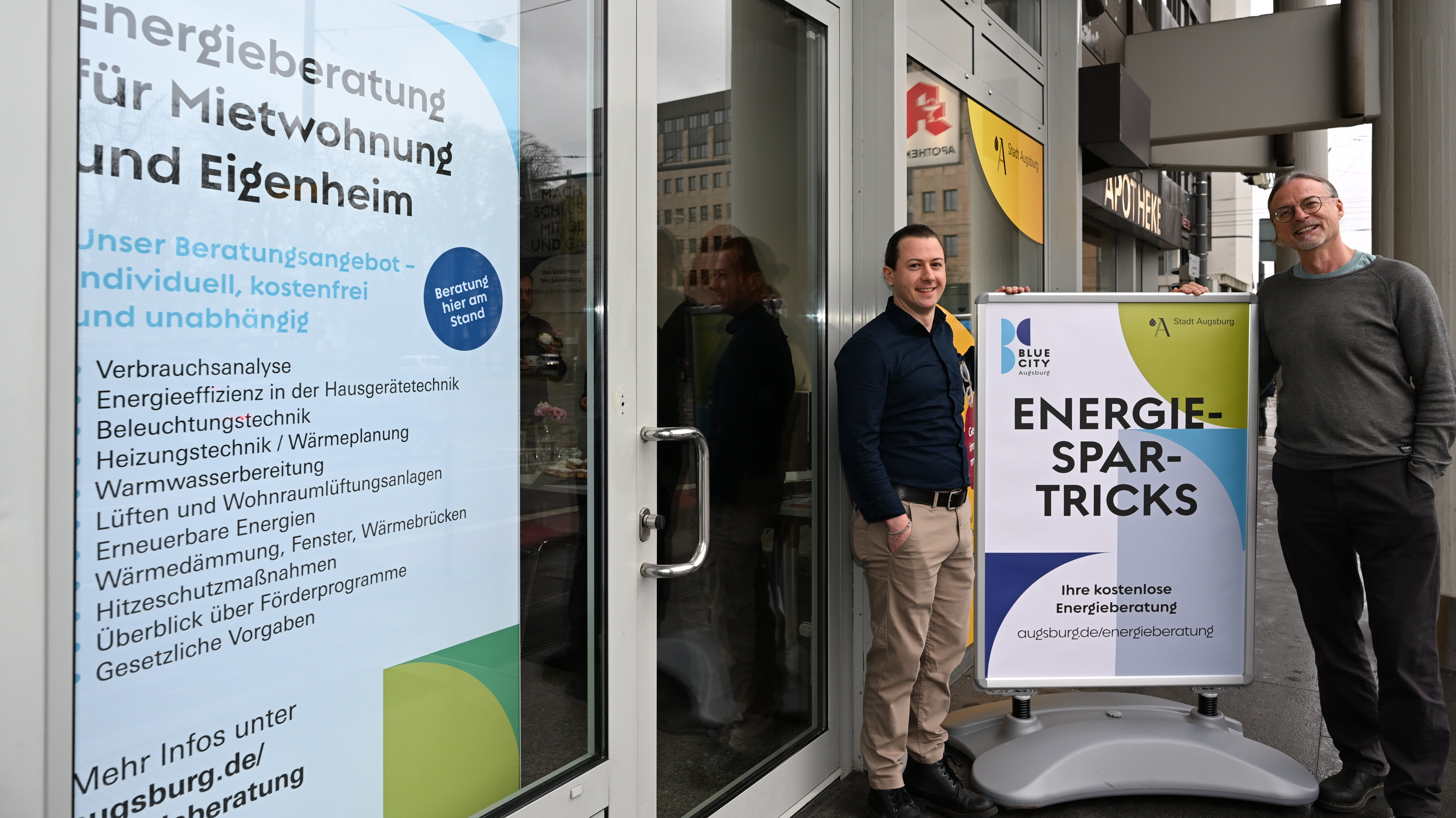 Die Energieberatung des städtischen Umweltamtes zieht in neue Räumlichkeiten in der Hermannstraße 1. Freude beim Vertreter des städtischen Umweltamtes und der, der Verbraucherzentrale Bayern
