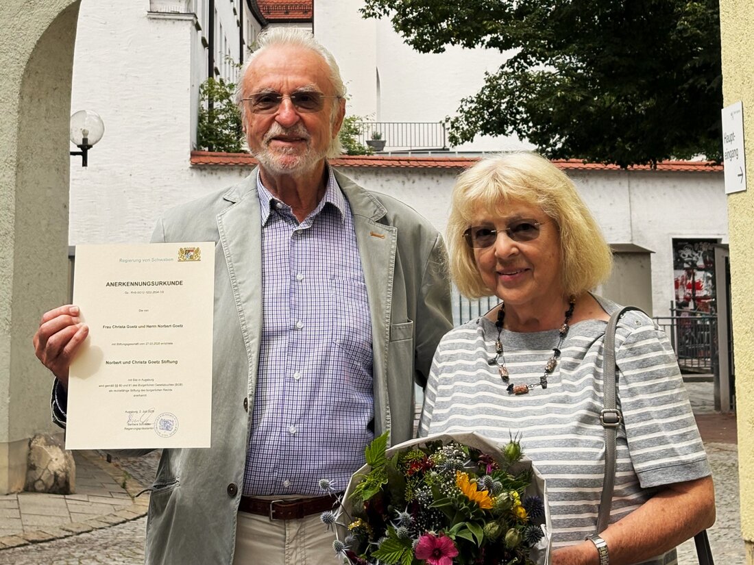 Ein Mann und eine Frau mit einer Urkunde