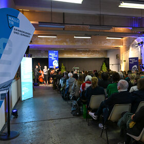 Publikum in der vollbesetzten Halle 116