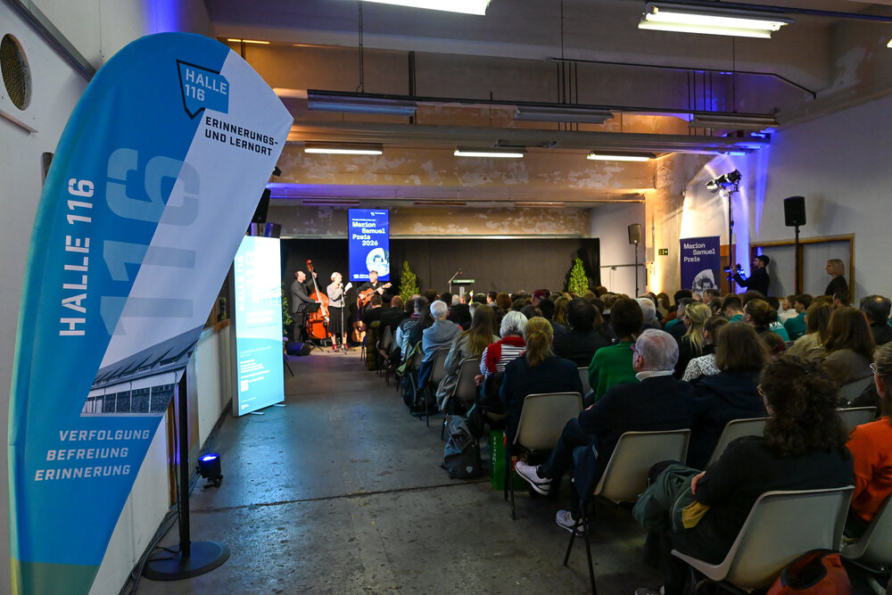 Publikum in der vollbesetzten Halle 116