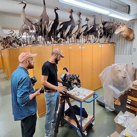 Regisseur Krishan Dietmaier und Kameramann filmen Sammlungsmaterial.