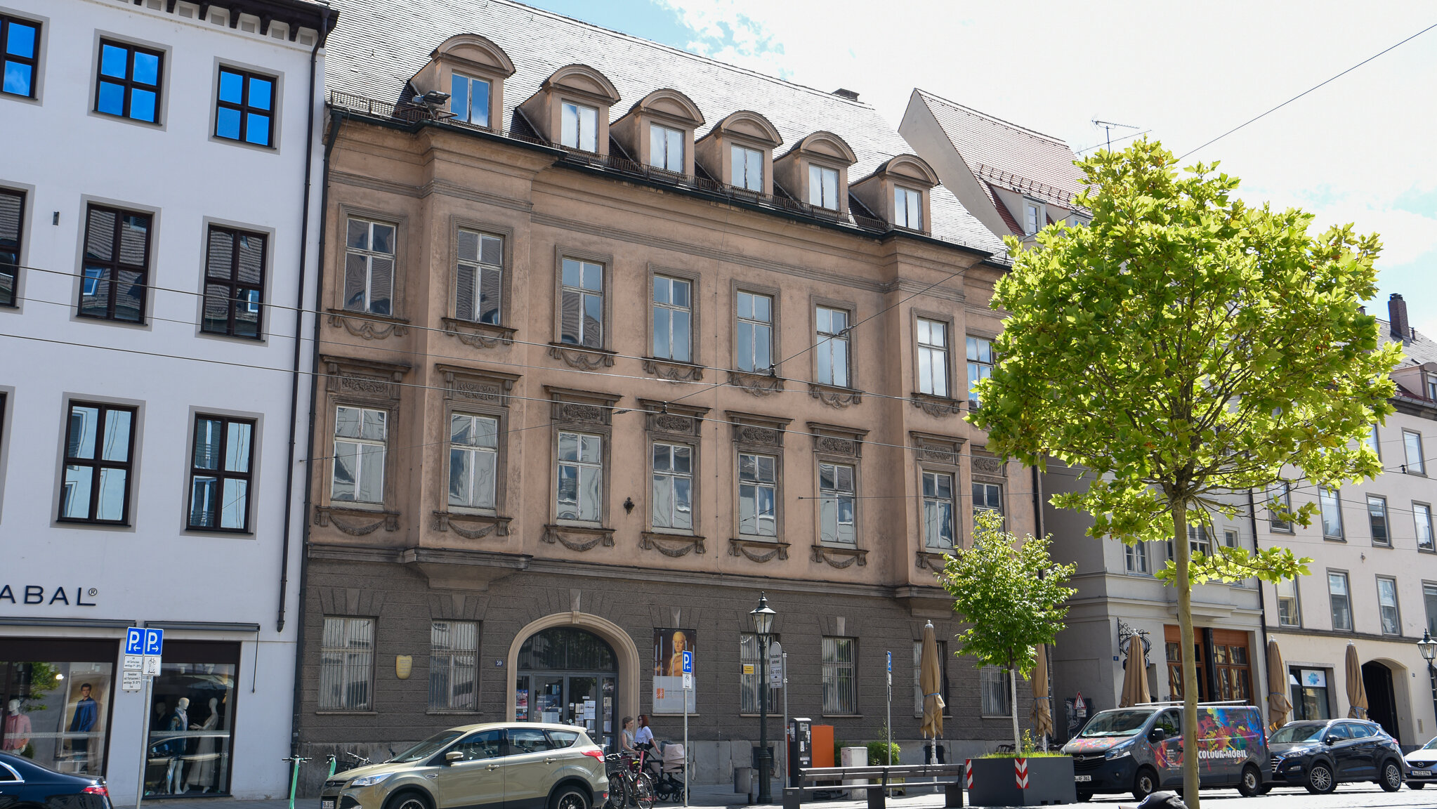 Ein großes, historisches Haus in der Innenstat