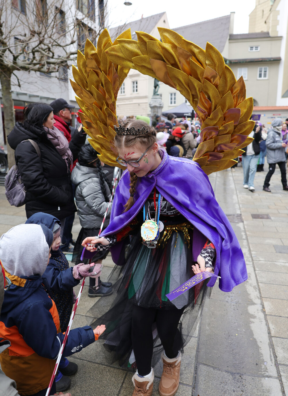 Zum vierten Mal fand am Rosenmontag 2026 in der Stadtmitte der Gaudiwurm statt.