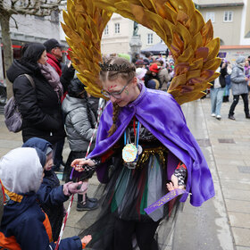 Zum vierten Mal fand am Rosenmontag 2026 in der Stadtmitte der Gaudiwurm statt.