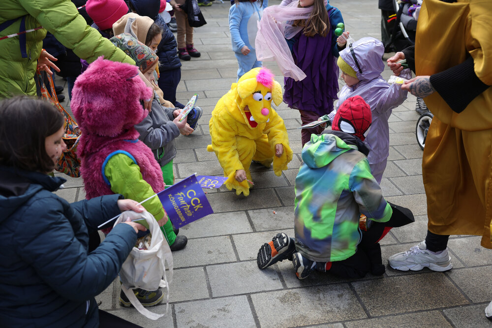 Zum vierten Mal fand am Rosenmontag 2026 in der Stadtmitte der Gaudiwurm statt. 