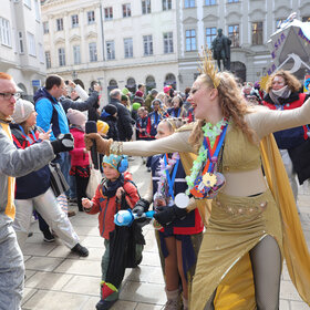 Zum vierten Mal fand am Rosenmontag 2026 in der Stadtmitte der Gaudiwurm statt. 
