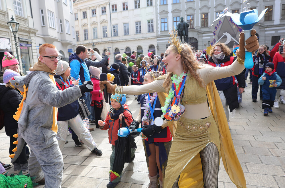 Zum vierten Mal fand am Rosenmontag 2026 in der Stadtmitte der Gaudiwurm statt. 
