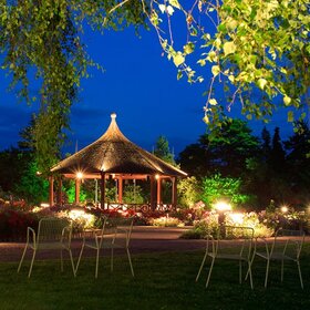 Während der Sommermonate lädt der Botanische Garten zu einem besonders romantischen Erlebnis ein: Vom 28. Juni bis zum 09. August jeweils samstags sowie am Donnerstag, den 14. August wird der Garten romantisch illuminiert und bleibt bis 24:00 Uhr geöffnet. 