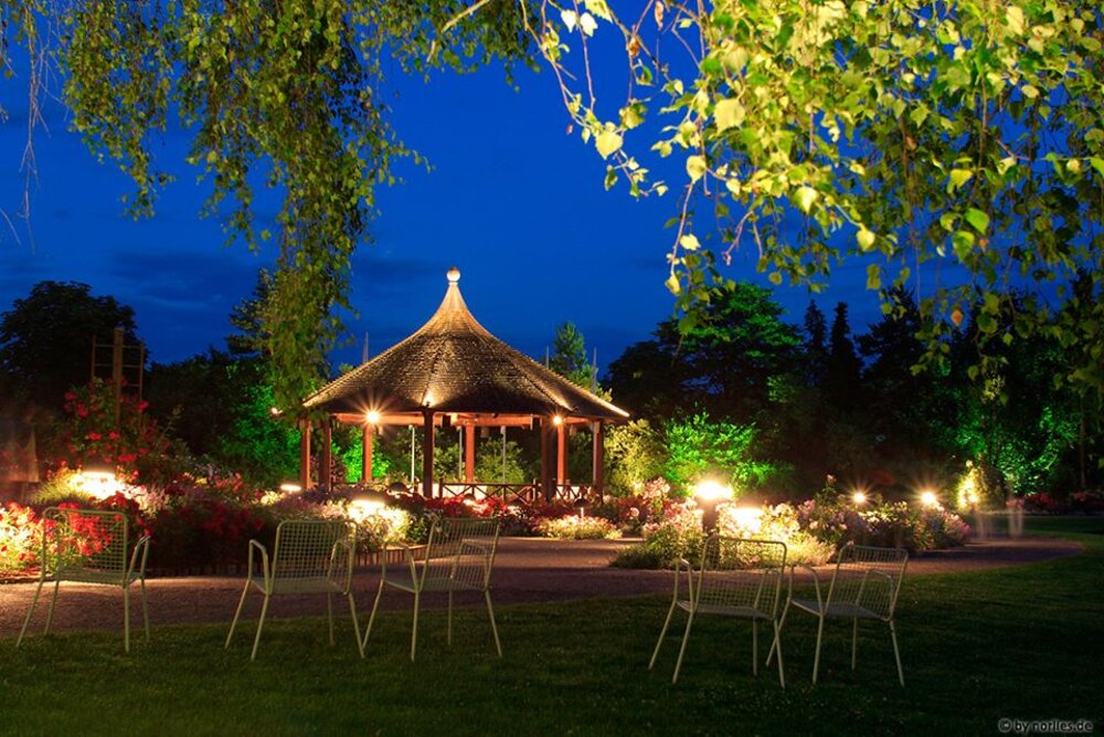 Während der Sommermonate lädt der Botanische Garten zu einem besonders romantischen Erlebnis ein: Vom 28. Juni bis zum 09. August jeweils samstags sowie am Donnerstag, den 14. August wird der Garten romantisch illuminiert und bleibt bis 24:00 Uhr geöffnet. 