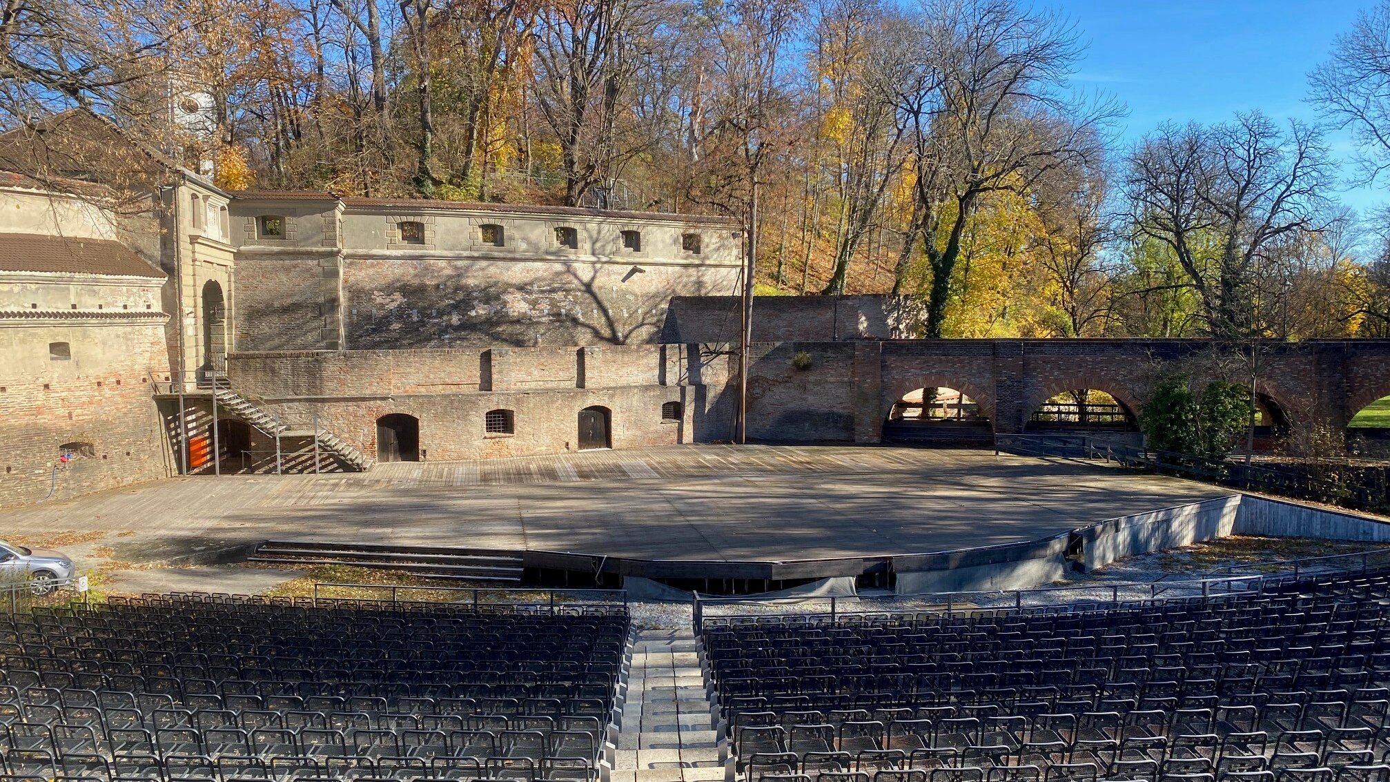 Die leere Freilichtbühnemit Blick auf die Bühne und leere Zuschauerränge