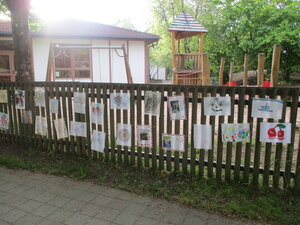Bunte Briefpost am Zaun erheitert Team und Familien der städtischen Kita Josef-Priller-Straße