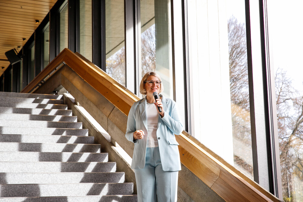 Oberbürgermeisterin Eva Weber begrüßt die neuen Mitglieder der Stadtgesellschaft.