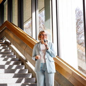 Oberbürgermeisterin Eva Weber begrüßt die neuen Mitglieder der Stadtgesellschaft.