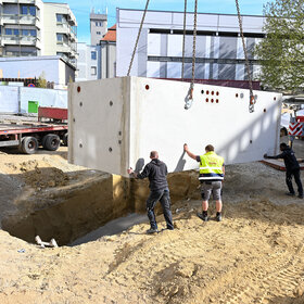 Einsetzen der Brunnenkammer auf dem Bauernmarkt. 