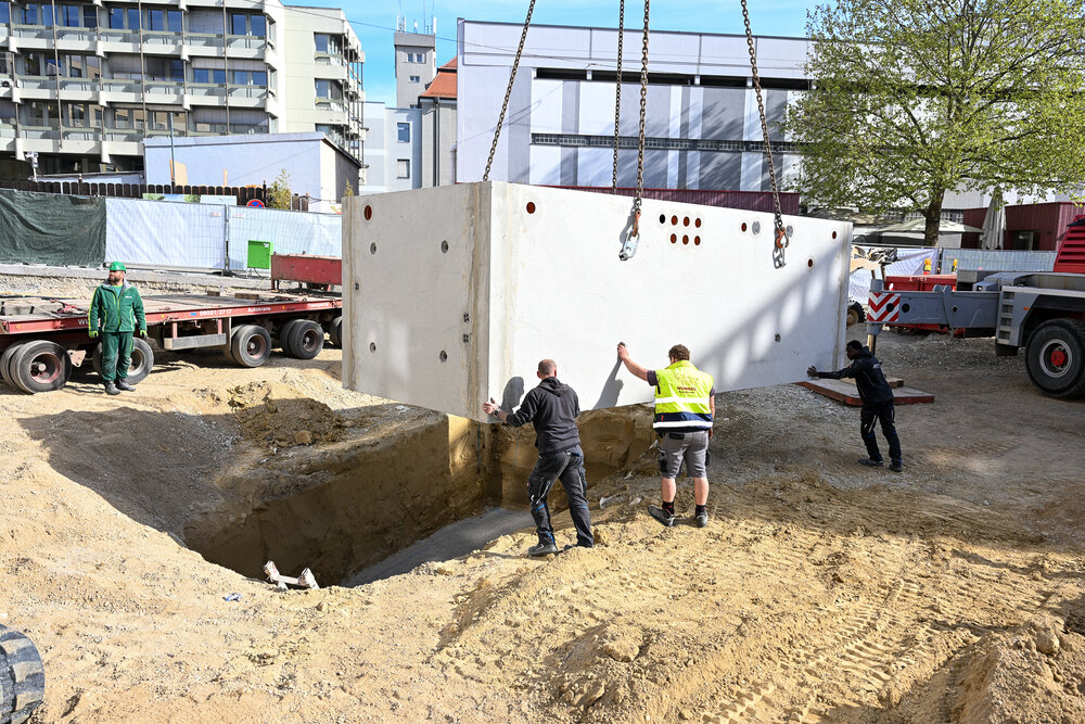 Einsetzen der Brunnenkammer auf dem Bauernmarkt. 