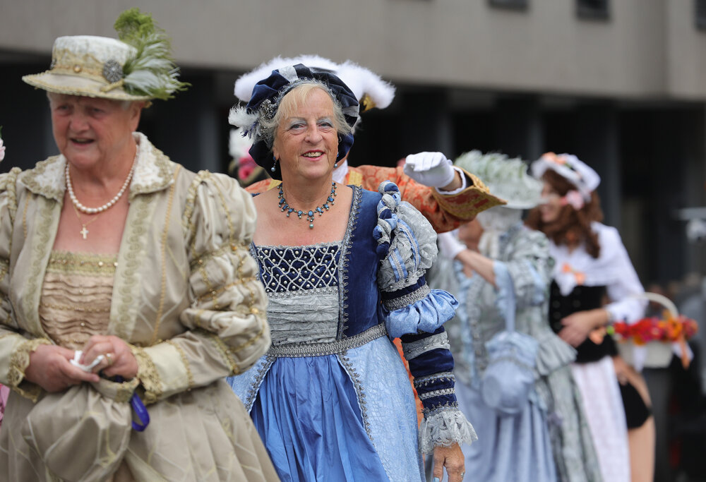 schöne TRachten waren dabei beim Festumzug