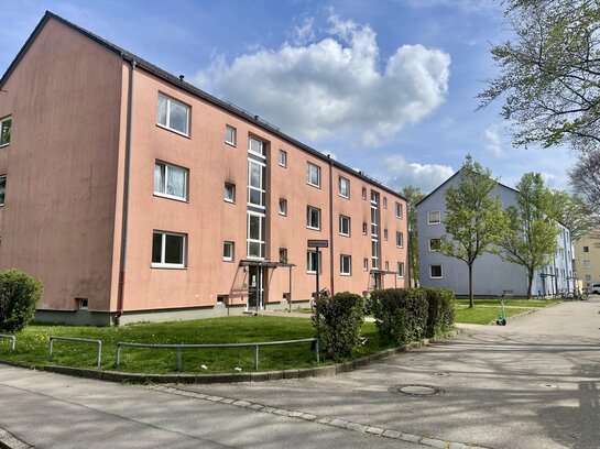 rot gestrichenes Mietshaus mit 3 nStockwerken und 2 Eingängen