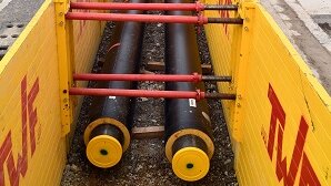 In einem Graben werden Rohre verlegt