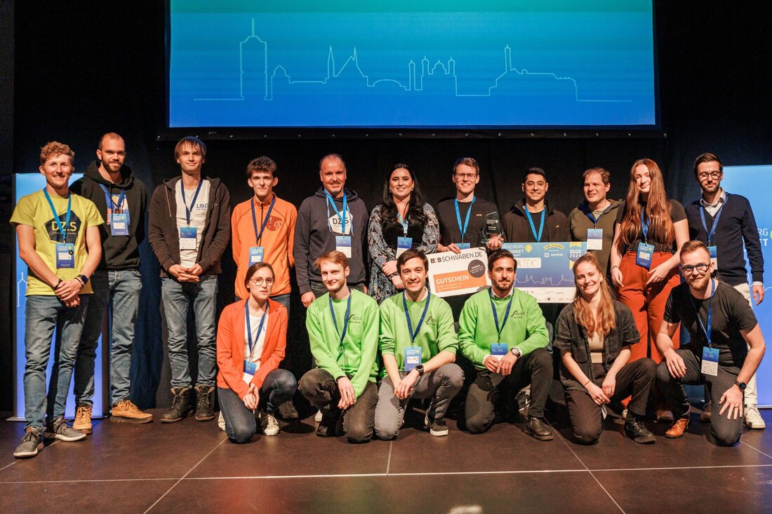 Gruppenfoto von allen IdeaSlam Teilnehmerinnen und Teilnehmern und Miterbeitenden des DZ.S auf einer Bühne