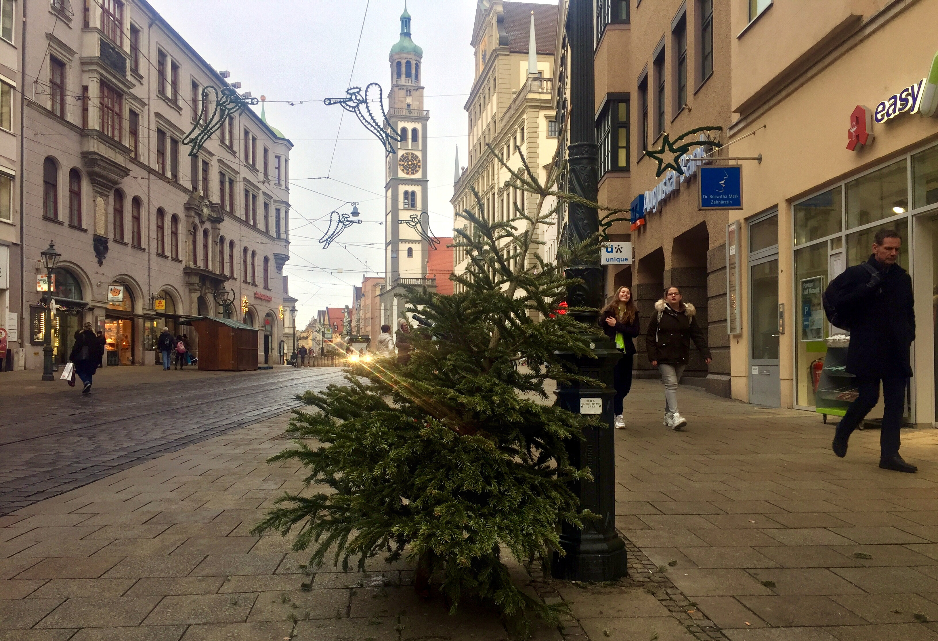 Ein abgeschmückter Christbaum steht am Straßenrand. 