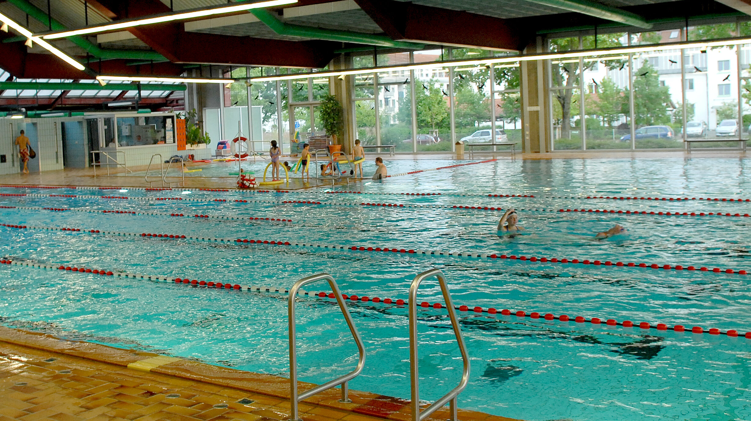 Ein Hallenbad von innen
