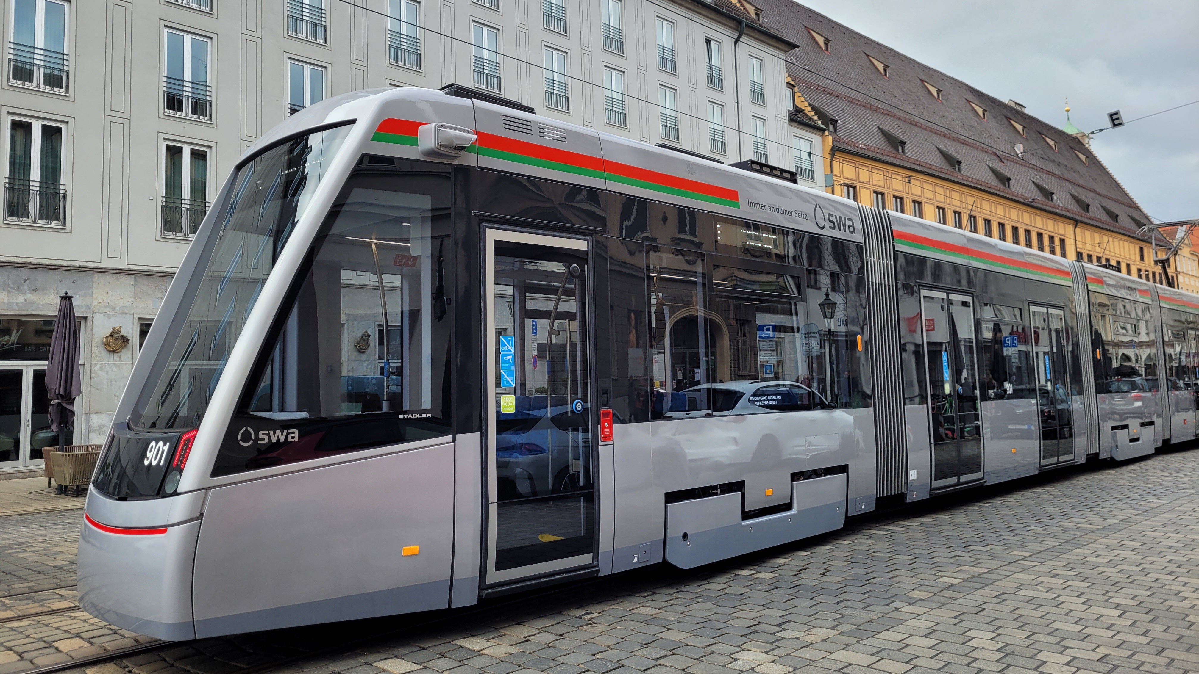 Eine Straßenbahn fährt durch die Maximilianstraße