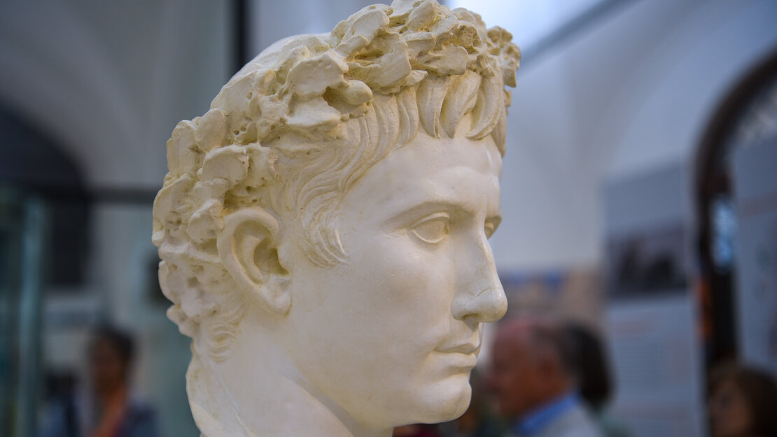 ein Kopf aus Marmor mit Lorbeerkranz