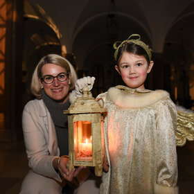 Oberbürgermeisterin Eva Weber eröffnet mit dem Engelchen den Christkindlesmarkt. 