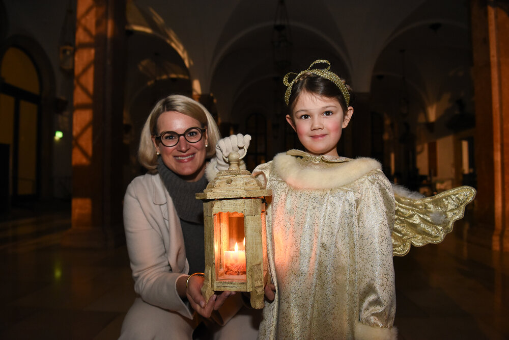 Oberbürgermeisterin Eva Weber eröffnet mit dem Engelchen den Christkindlesmarkt. 