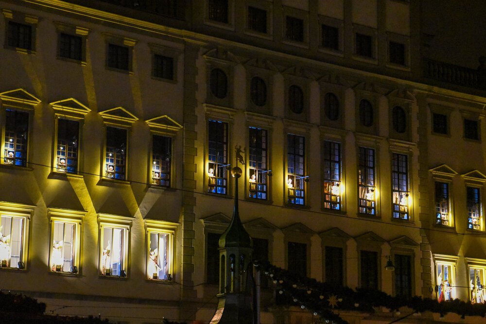 Beleuchtete Fassade des Rathauses zum Engelesspiel 