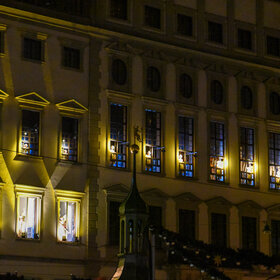 Beleuchtete Fassade des Rathauses zum Engelesspiel 