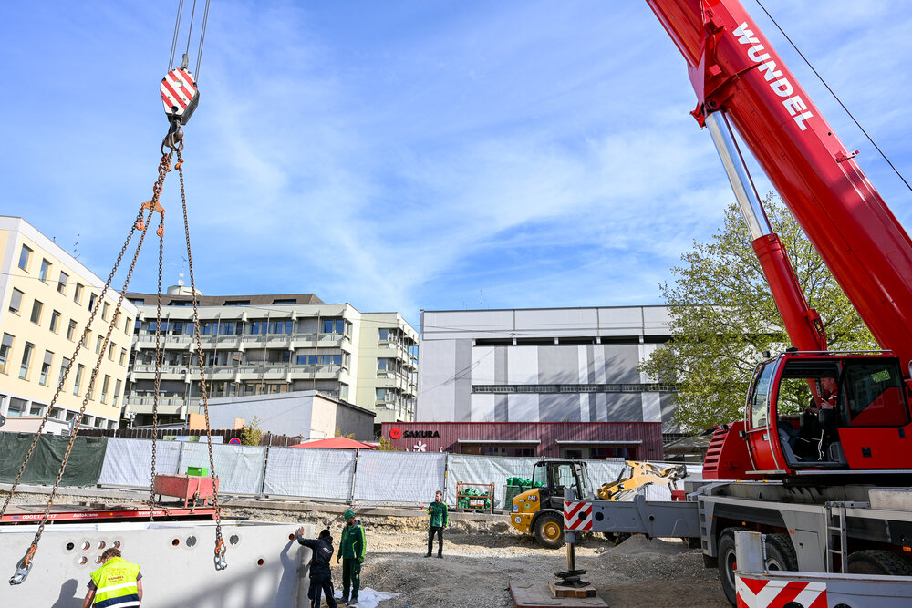 Einsetzen der Brunnenkammer auf dem Bauernmarkt. Foto: Ruth Plössel/Stadt Augsburg.