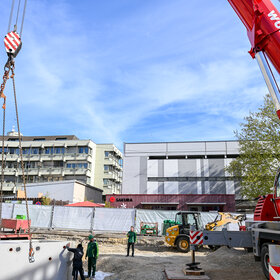 Einsetzen der Brunnenkammer auf dem Bauernmarkt. Foto: Ruth Plössel/Stadt Augsburg.