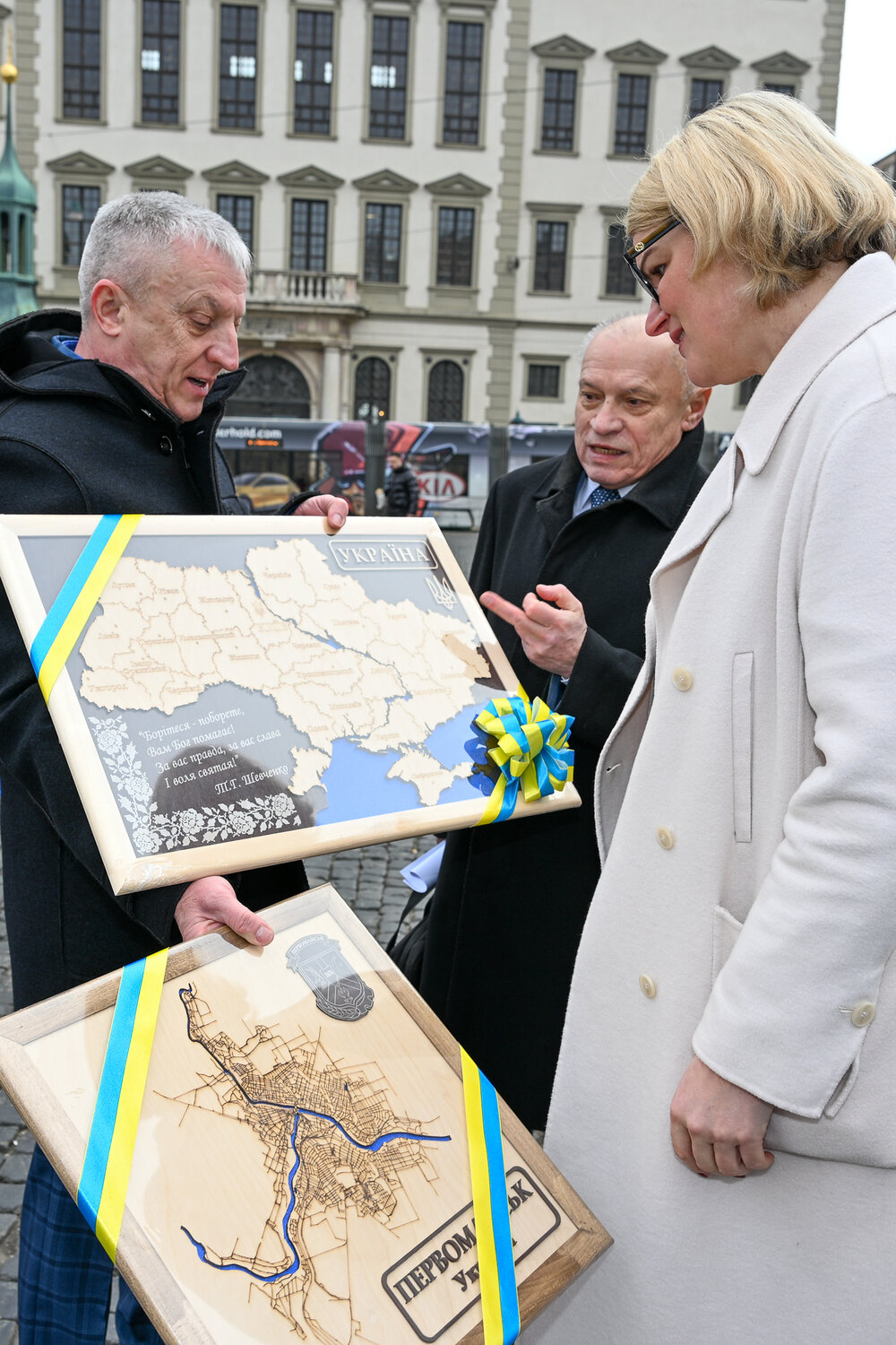 Das Foto zeigt den Bürgermeister von Perwomajsk Oleh Demchenko, wie er Geschenke an Oberbürgermeisterin Eva Weber übergibt