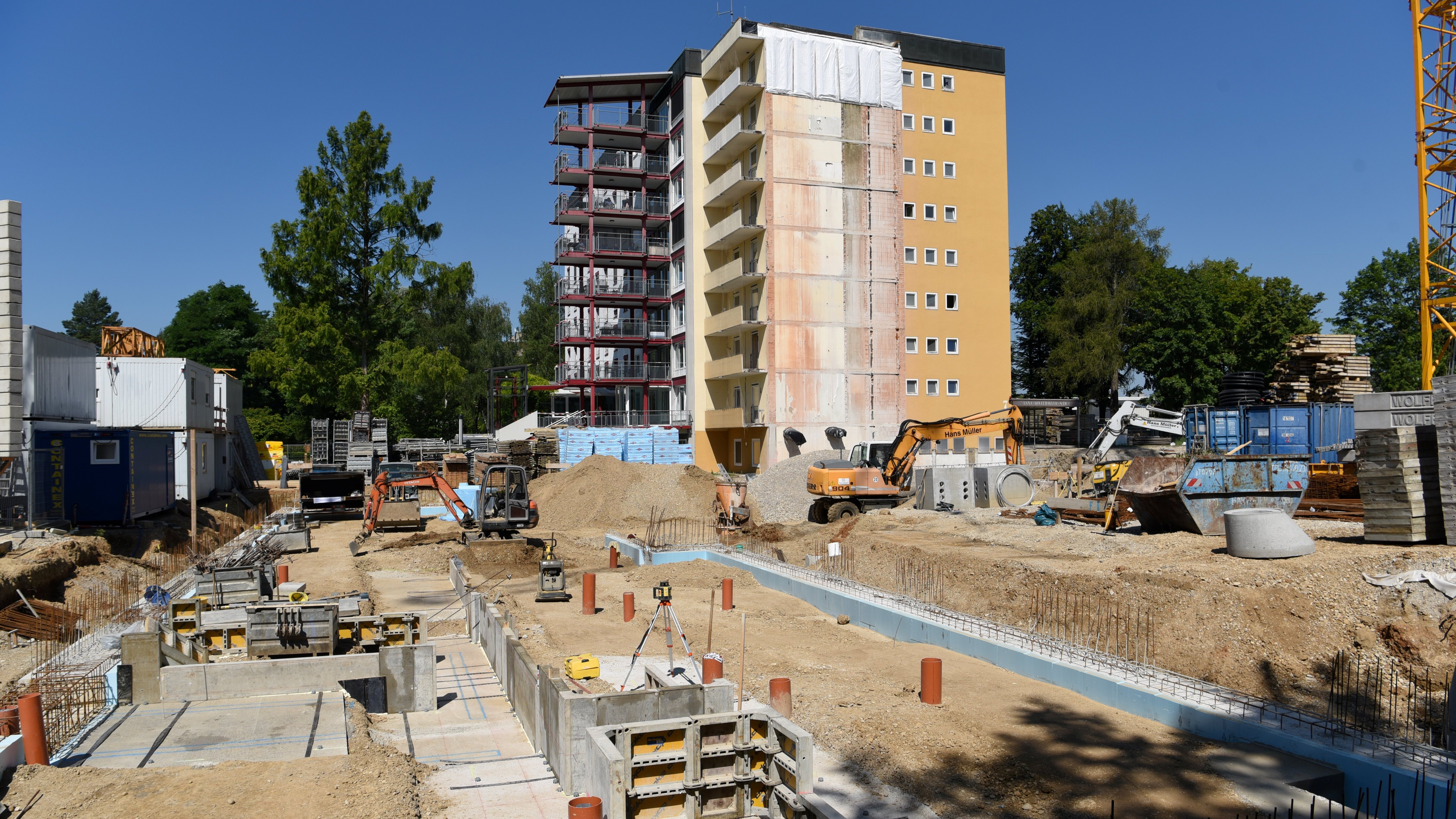 Auf dem Foto ist eine Baugrube zu sehen. Erste Steine zeigen schon den Grundriss für das Haus