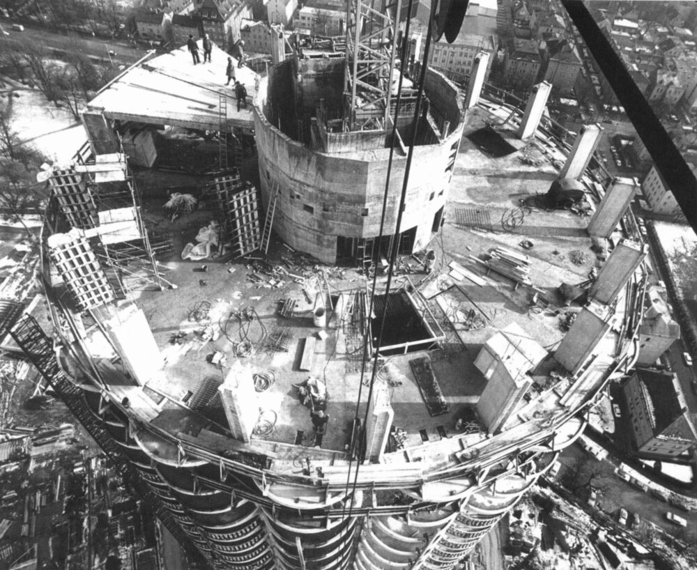 Baustelle am Hotelturm von oben