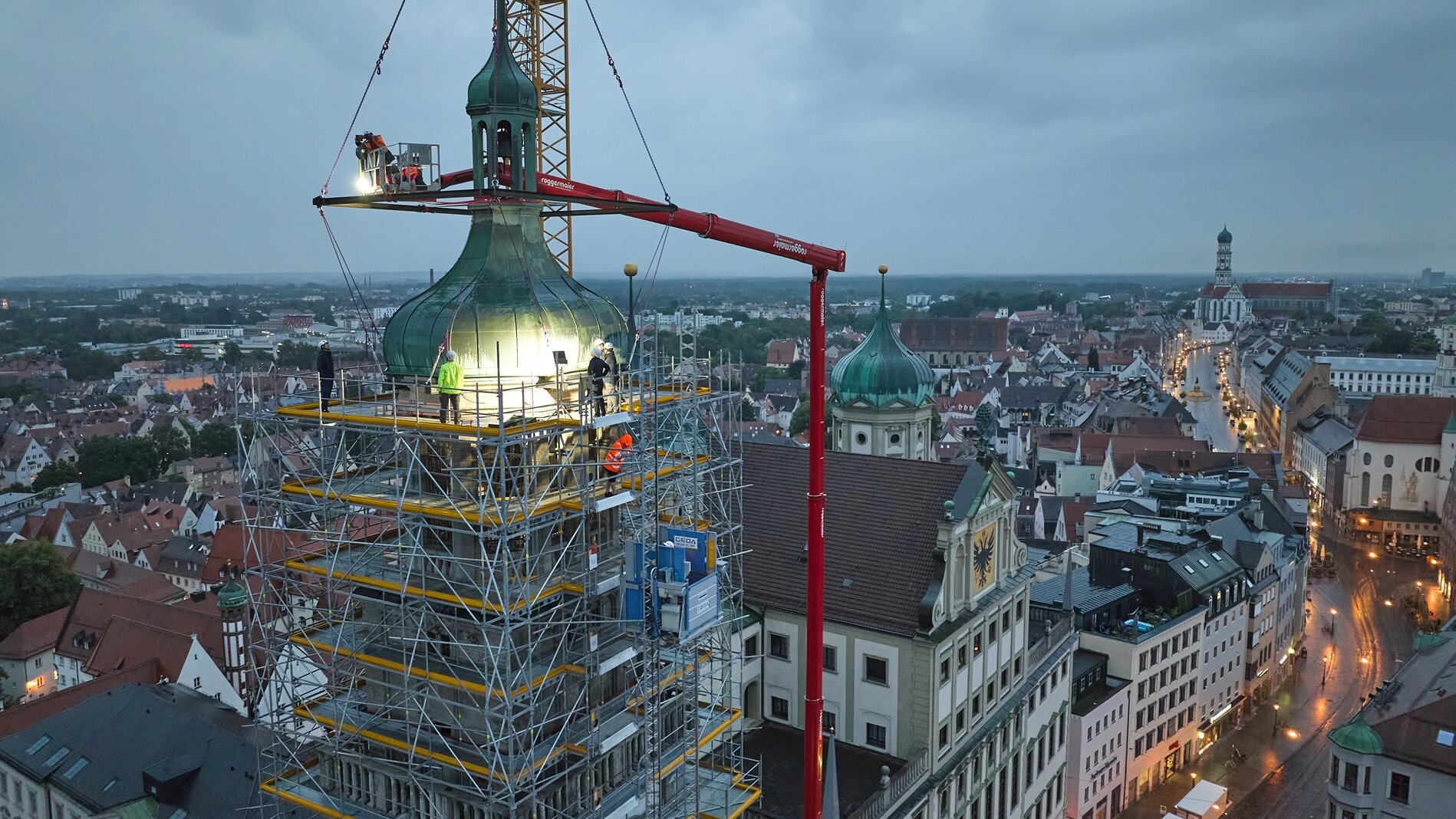 Abnahme der Turmzwiebel des Perlachturm am frühen Morgen im Juni 2025
