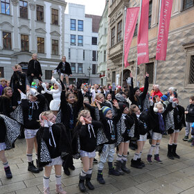 Zum vierten Mal fand am Rosenmontag 2026 in der Stadtmitte der Gaudiwurm statt. 